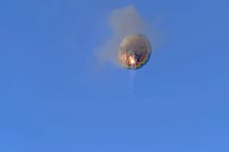 Balão pega fogo em pleno ar e mata ao menos oito pessoas