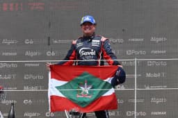 André Gaidzinski brilha em Portimão e leva a bandeira de Santa Catarina ao pódio da Porsche Cup