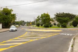 Nova rotatória no bairro Santa Augusta garante fluidez ao trânsito e segurança em área escolar