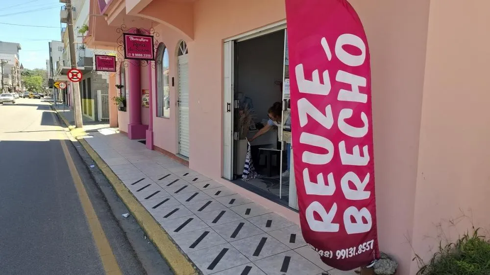Brechó Reuze leva bons preços e elegância no mercado de segunda mão