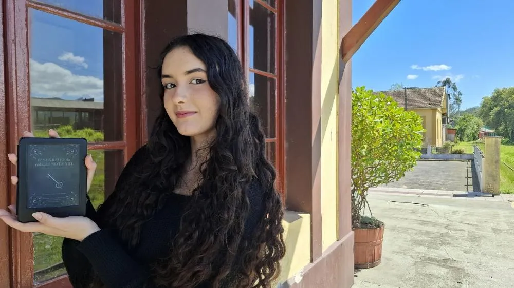 Jovem de 18 anos transforma dificuldades com escrita em livro