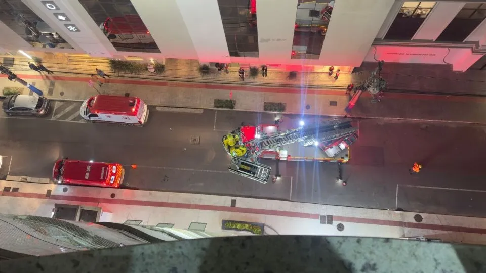 Idosa de 80 anos é resgatada pela janela do 10º andar em Balneário Camboriú