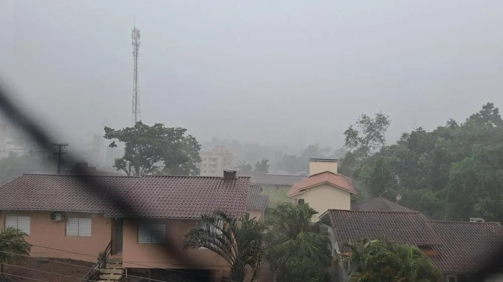 Tempestade rápida traz transtornos em Urussanga