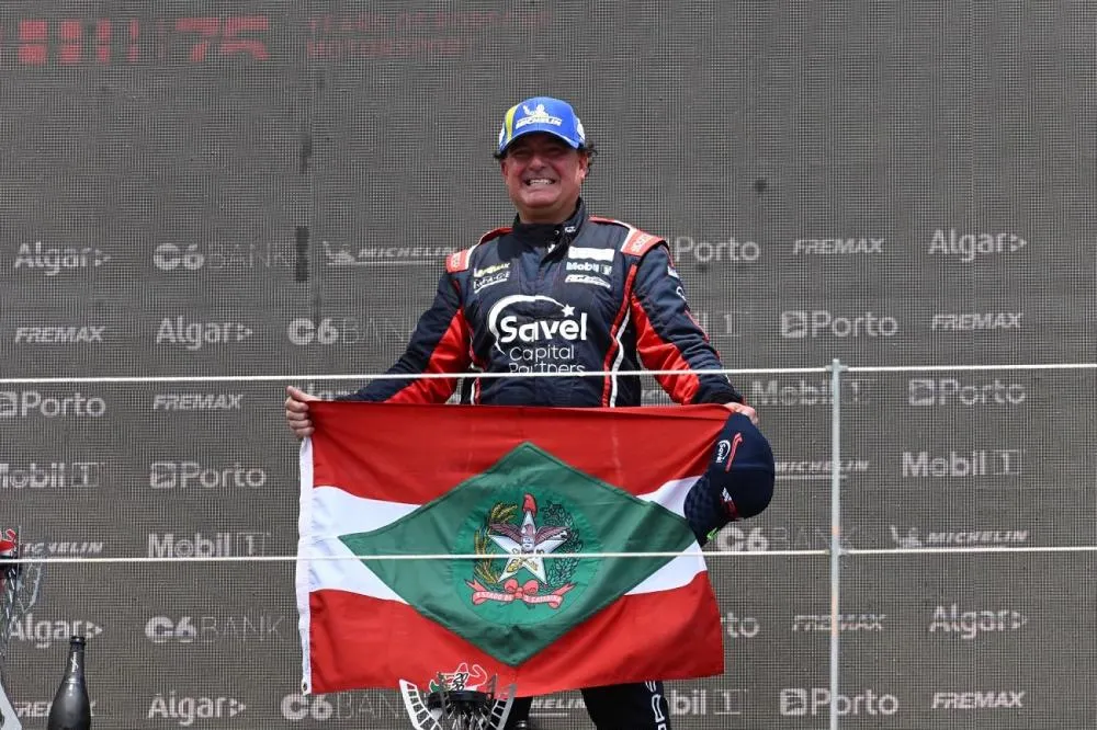 André Gaidzinski brilha em Portimão e leva a bandeira de Santa Catarina ao pódio da Porsche Cup